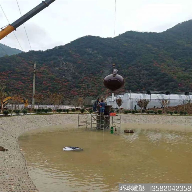 安徽玻璃钢天壶雕塑案例，池塘水景流水壶