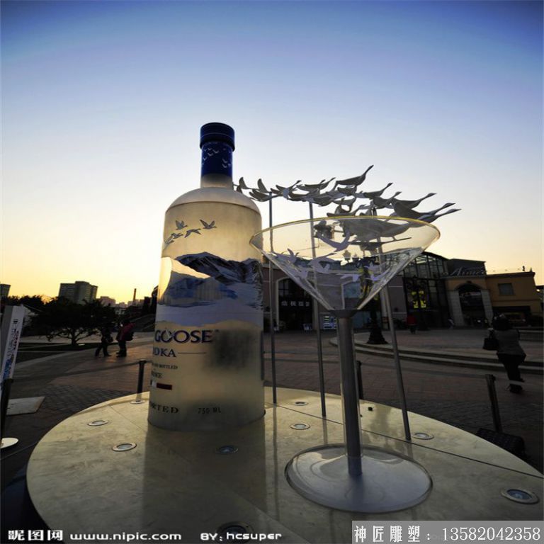 夕阳下酒杯与酒瓶雕塑图片 景观酒瓶雕塑